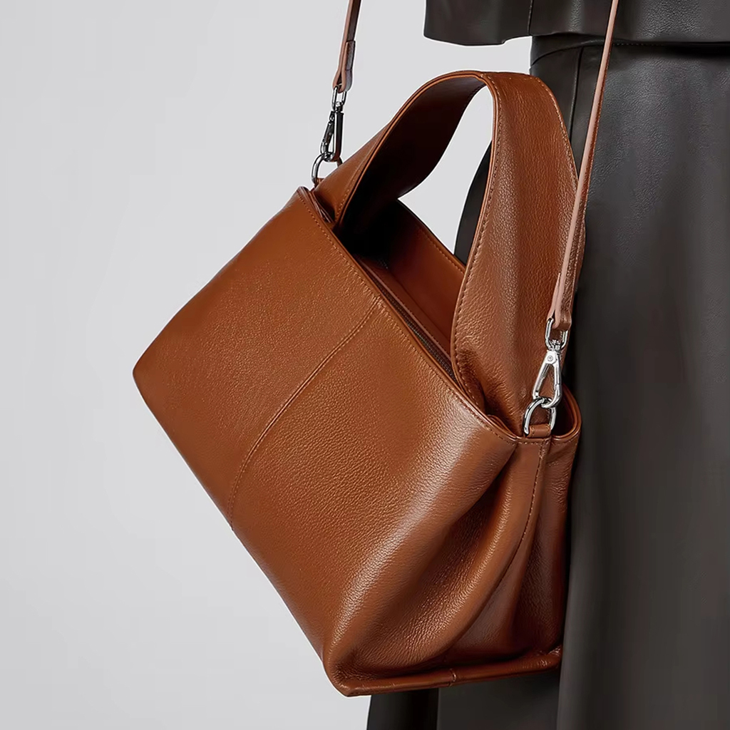 Hnedá dámska kožená kabelka cez rameno CARAMEL